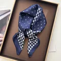 Elegante sciarpa in seta con motivo pied de poule e stelle blu scuro in scatola regalo - Blu