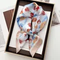 Dettaglio di sciarpa in seta con stampa di tulipani e finitura satinata in box - Kaki