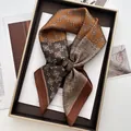 Detailweergave van luxe zijden sjaal met geometrisch klaverpatroon in een geschenkdoos - Aardetint Retro Klaver Stijl (36)