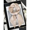Élégant foulard en satin doré champagne noué en nœud dans une boîte minimaliste - Blanc Cassé