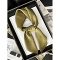 Foulard en satin de soie vert olive avec finition brillante et pointes diagonales élégantes - Vert matcha