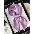 Élégant foulard carré en satin violet noué avec une finition luxueuse au lustre perlé - Lavande