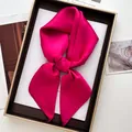 Carré de soie satiné rouge rose élégant noué en boucle dans une boîte cadeau de luxe - Rose rouge