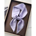 Élégant foulard carré en satin violet clair noué sur un plateau marron foncé - Mauve Clair
