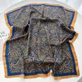 Detail eines luxuriösen Seidenimitat-Viereckstuches mit Paisley-Muster in Dunkelblau - Marineblau