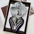 Carré de soie élégant aux motifs géométriques et bordure marine en coffret cadeau - Style Géométrique Rond Carré Marine et Rouge (8)