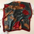 Elegante sciarpa di raso con sfondo verde e stampa floreale di peonia rossa da donna - 180x90cm / Rosso Scuro