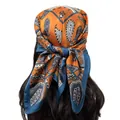 Detail eines Seidenschals mit Paisleymuster in Orange und Blau als stilvolles Kopftuch - Orange