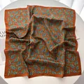 Detailansicht eines Seidenschals mit Paisley-Muster in Braun und feiner Textur - Kaffee Paisley Stil / 70x70cm / Kaffeebraun