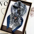 Sciarpa di seta satinata con motivo paisley blu legata a fiocco su vassoio di lusso - Blu zaffiro