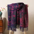 Détail d'une écharpe jacquard violet foncé avec motifs floraux rouges et franges - Violet foncé