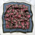 Nahaufnahme von olivgrünem Seidentuch mit Paisley-Muster und geometrischem Randdesign - Armeegrün Paisley Stil / 70x70cm / Armeegrün