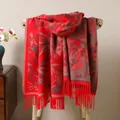 Détail d'une écharpe en jacquard à fleurs rouges avec franges sur chaise - Rouge