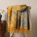 Détail d'une écharpe jaune gingembre et grise avec motif jacquard floral et franges - Jaune Terre