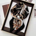 Detalle de un pañuelo de seda con estampado barroco de cadenas en bandeja dorada - Estilo de Emblema Ecuestre Negro Blanco Oro (13)