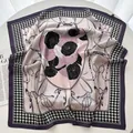 Détail du foulard en soie avec imprimé camélia, motif chaîne et bordure en pied-de-poule - Rose Poudré Violet Foncé Camélia (13)
