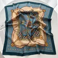 Détail d'un foulard en soie de luxe avec motif chaîne, imprimé muguet et finition satinée - Bleu Lac Beige Chaîne Vintage (6)