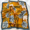 Vue détaillée du foulard en soie jaune moutarde avec imprimés floraux de pivoines - Jaune Gingembre Bord Bleu Pivoine (17)