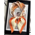 Carré de soie élégant avec motif baroque doré et finition satinée brillante - Orange