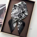 Klassisches Seidentuch mit Paisleymuster in Schwarz-Weiß-Grau auf Metalltablett - Schwarz