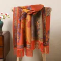Warmer ethnischer Schal aus orangefarbenem Kerngarn mit Paisley-Mustern und Fransen - Orangerot