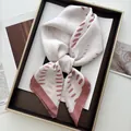 Élégant foulard en soie à pois roses abstraits et texture lisse avec un nœud sophistiqué - Style Boîte Cadeau Patchwork Pointillé Rose Blanc (39)