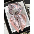 Rosa Seidenquadrat mit blauem Paisley-Muster und eleganter glänzender Textur - Rosa
