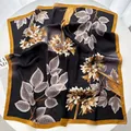 Vue détaillée d'un foulard en soie de luxe avec bords dorés et imprimé noir et or élégant - Noir Fleur d'Or Feuille d'Argent (23)