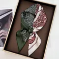 Dettaglio foulard in seta paisley con cuciture a contrasto in confezione regalo - Stile Paisley / Verde