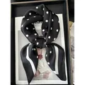 Foulard di seta nero 70cm con pois bianchi e bordo a righe su vassoio per riviste - Nero