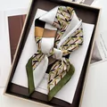 Foulard en satin imprimé géométrique vert et or, présenté dans un coffret cadeau chic - Style Patchwork de Blocs Vert Foncé et Marron Doré (4)