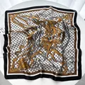 Dettagli della stampa a catena e motivi equestri su un elegante foulard in seta - Motivo Elemento Equestre (2)