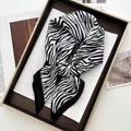 Élégant foulard en soie à motif zèbre noir et blanc avec finition satinée et bord noir - Style à Motif Zèbre Classique Noir et Blanc (9)