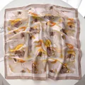 Eleganter Seidenschal in Champagner mit Tulpenmuster auf Marmorhintergrund - Khaki