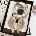 Carré de soie élégant à motif zébré beige présenté dans un coffret cadeau de luxe - Style à Motif Zèbre Abstrait Beige (11)