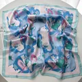 Eleganter Seidenquadrat-Schal mit hellblauen und minzgrünen abstrakten botanischen Mustern - Blau