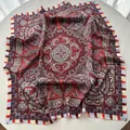 Klassieke rode zijden vierkante sjaal met paisley patronen en gestreepte rand - Rood