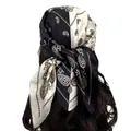 Zweifarbiges quadratisches Seidentuch mit Paisleymuster in Schwarz-Weiß als Haarband - Paisleymuster-Stil / Schwarz