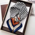 Klassisches Polka-Dot-Seidentuch mit kontrastierenden Streifen auf einem Holztablett - Schwarz Weißer Punktmuster Marine Orange Beige Colorblock Stil (3)