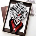 Klassisches Satin-Vierecktuch mit Polka-Dots und rotem Rand in einer Geschenkbox - Weißer Schwarzer Punktmuster Rot Schwarz Kontraststreifen (4)