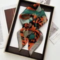 Foulard en satin avec imprimé léopard et motifs géométriques orange et vert foncé - Style Géométrique Léopard Orange et Vert (20)