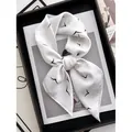 Foulard en soie blanche avec imprimé oiseaux noirs noué en nœud sur un magazine - Style Oiseau Minimaliste Blanc Pur (25)