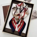 Carré de soie aux motifs équestres en crème, rouge et bleu marine satiné - Style Équestre Patchwork Rouge et Bleu (26)