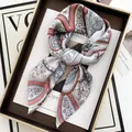 Foulard en soie rose et bleu avec motifs cachemire et fleurs sur un plateau - Style Twilly Floral Rose et Bleu (37)