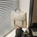 Elegante zaino in pelle bianco crema con fiocchi di pizzo e doppie cinghie a fibbia - Bianco