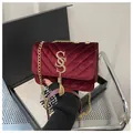 Dettaglio della borsa a tracolla in velluto bordeaux con motivo trapuntato e nappa d'oro - Borgogna