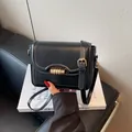 Bolso cuadrado negro minimalista con hebilla dorada y correa de cuero ajustable - Negro
