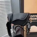 Bolso de media luna en cuero sintético negro con correa tejida y herrajes dorados - Negro