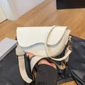 Bolso de montura crema con correa ancha tejida y herrajes metálicos dorados - Blanco