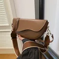 Bolso bandolera marrón de media luna con correas de tela ancha y cuero sintético - Marrón